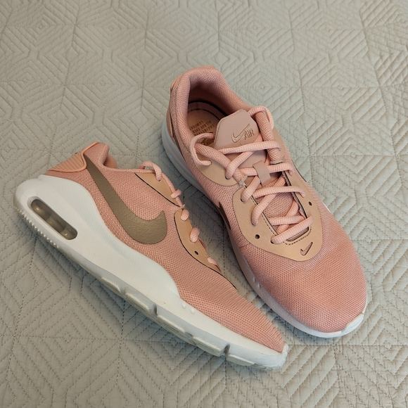 Nike Shoes - Nike Air Max Oketo